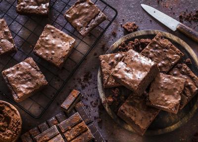 2 طرز تهیه کیک خیس براونی شکلاتی خانگی با آرد و بدون آرد با سس شکلات